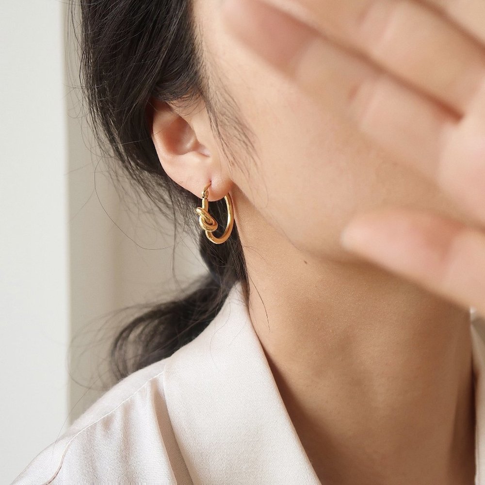 NEW 18K Gold Plated Knot Round Hoop Earrings - Picture 9 of 9